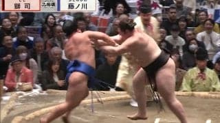 大相撲、“大物”俳優が土俵外へ吹っ飛ぶ力士に驚きの表情 館内どよめきの瞬間にカメラが捉えた思わぬ一コマ