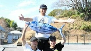 カブスの今永投手が高知で自主トレ　カツオ入りTシャツ選んだわけは