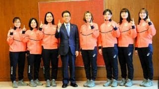 フォルティウスが札幌市長にあいさつ　カーリング女子日本代表