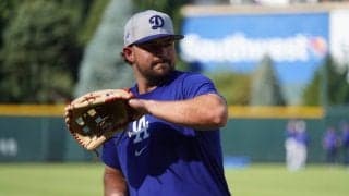 ド軍から10日で“戦力外”も…美人妻と幸せなオフ「とても綺麗だ」　祝福殺到「ゴージャス」