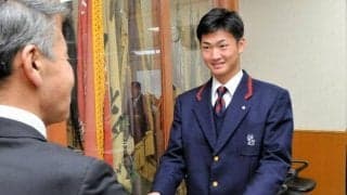 日本学生野球協会が山田さんを表彰、智弁和歌山の元主将