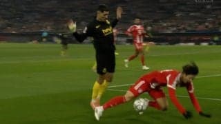 「イヤらしいな」伊藤洋輝、背後から吹っ飛ばされる→ファウルを誘う“技アリ守備”「落ちついてる」数的不利を救う”完璧カバー”