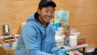鷹・今宮健太が自主トレで“神対応”　報道陣におにぎりを振る舞い…ファンを室内練習場へ
