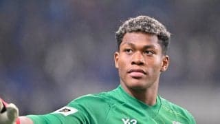 ｢早すぎん？しかも包帯すらしてなくね？｣守護神GK鈴木彩艶がパルマ帰還＆チームメイトから祝福のハグ！｢予想より遥かに早い回復でビックリ！｣｢Ｗ杯頼むぞ！｣