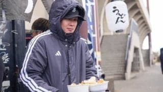 鷹・牧原大成が神対応　気温2度で報道陣＆ファンへ…心も温まる250食、自ら手渡し