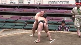 大相撲土俵外でヒヤリの瞬間…力士落下で“同時に3名”倒れるハプニング発生　ファン驚き