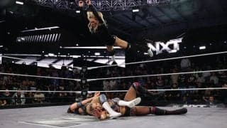 何が起こった？ “元体操”金髪美女レスラー、「史上最高難度」2人まとめて“逆回転・空中殺法”で沈める衝撃技