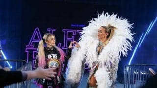 「これは何？」人気女子レスラー、“昨日の敵”と仲良く練習で物議…相棒はブチギレ、日本人女子も介入の“プチ愛憎劇”が話題