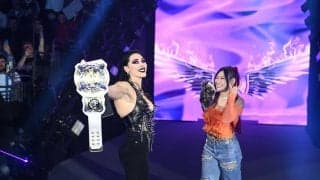 「最も美しい！」日本でも大人気の“最恐”美女レスラー、くっきり“力こぶ”バキバキ全身ショットが大バズり