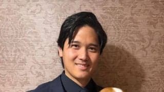 大谷翔平、デコピン抱えた2ショット公開！　真美子夫人らとの記念写真も…特製「MVD」プレートも