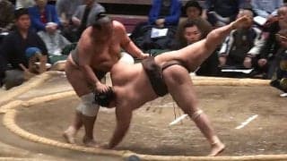 「ひっくり返った」「裏返った」巨漢力士が“ぐるッと”空中一回転 館内騒然 十両復帰を目指す執念の一番