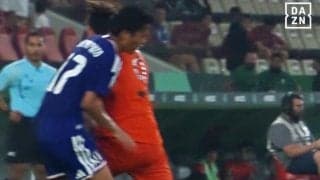 「レッドカードだろ！」中国代表FW、日本代表MFに“アフター体当たり”「主審に文句を言うの終わってる…」「出たよカンフー」ファン激怒【U23アジアカップ】