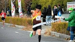 寒空のもと、75チームが住宅街などを力走　伊賀地区駅伝競走大会