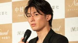 ｢カッコよすぎる｣｢笑顔が素敵｣中村敬斗が再びパリコレ会場に出現！ 大物音楽プロデューサーと談笑＆オシャレファッション披露！｢パリコレモデルに引けを取らぬ美貌｣