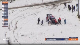 動け動け！世界最速ラリーカー、雪の斜面へ転落も“人力で”救出 「最高だ」「よくやった」粋な脱出劇にネットで称賛