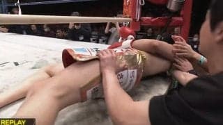 あわや場外落下の衝撃KO 左右のフックで吹っ飛ぶダウンシーンに戦慄「止めたほうがいい」放送席思わず
