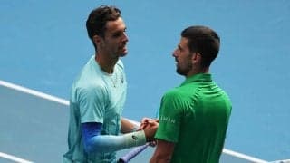 ムゼッティ、ジョコビッチを窮地に追い込むも右太もも負傷で勝利が手からこぼれ落ちる「2セットアップで棄権なんて想像すらしていなかった」[全豪オープン]