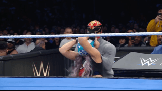 そんなことある？ 覆面レスラー、セコンド美女に“マスク被せ”形成逆転…まさかの行動に悶絶・大混乱「どういう介入だ」