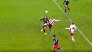 「ゴツすぎる」伊藤洋輝、目を疑う“まさかの光景”「すげえw」「強いな」相手エースを“強靭フィジカル”で圧倒「吹っ飛ばしたな」