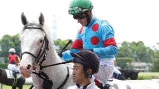 白毛一族のシュネーグロッケン ガラリ一変で2勝目なるか