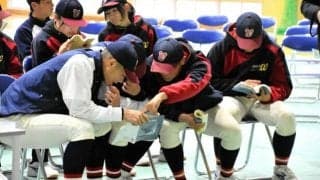 21世紀枠に文武両道の長崎西　参考書片手に出場校発表を待つ部員