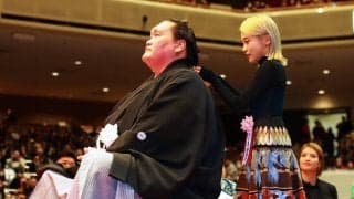 元横綱・照ノ富士の断髪式に女性も続々　金髪姿の小島瑠璃子、阿部詩、上田桃子がはさみ入れる