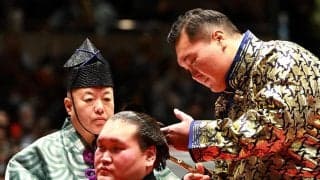 会場ザワザワ！白鵬翔さん「お疲れさま」ド派手衣装で元照ノ富士の門出祝福！遅れて登場の理由は