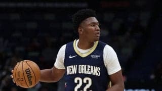 ペリカンズの新人デリック・クイーンが主要3部門で歴史的なスタッツラインをクリア