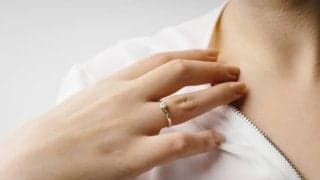 【医師に相談】鎖骨の下が筋肉痛みたいになっています、どういった原因で何科に行けばいいでしょうか。