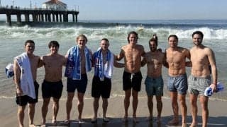 気温19度…ドジャース選手が2月の海へダイブ「試合に出る以上の意味がある」