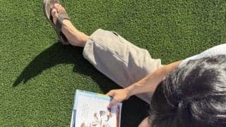 大谷翔平、愛犬デコピンと“読書”　長女の手足も…最新プライベート写真を公開