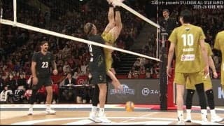 バレーボールで“目を疑う”珍プレー 選手を逆さ吊りにして足でスパイク！？ アリーナざわめき