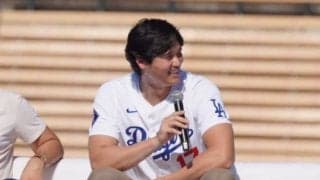 大谷翔平の隣で…まさかの配置に“そわそわ”　スターに挟まれた相棒「少し変な気分」