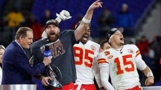 【NFL】「殺されちゃうよ」チーフスのトラビス・ケルシー、婚約者テイラー・スウィフトの椅子を壊してポツリ……番組収録中にアクシデント