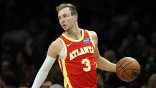 レイカーズがホークスとのトレードでリーグトップの3ポイント成功率を誇るケナードを獲得