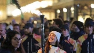 大聖堂ドゥオーモ前で沸き立つ市民　五輪の聖火リレーがミラノに到着