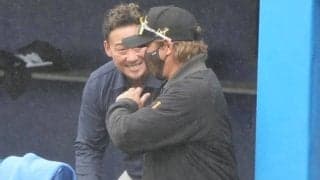 中田翔氏、新庄監督と笑顔で握手　古巣キャンプ地来訪で談笑…和やかムードの一幕