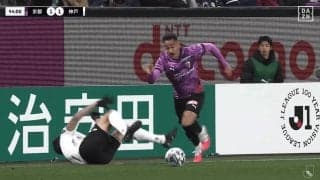 「投げ飛ばした」「先にボールに触ってる」Jリーグで“物議を醸す判定”京都FWと神戸DFの接触でSNS紛糾「どっちとも取れる」