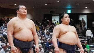 ４強入りの平戸海が敢闘賞　気持ちの入った相撲ぶり評価　師匠の境川親方から表彰される