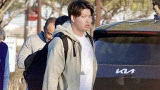 村上宗隆、独特の白ティーでキャンプ地入り　朝8時過ぎに登場…WBC調整へ3日早く集合