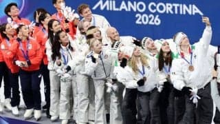 「表彰台が選手のブレードを損傷」前代未聞のフィギュア表彰台トラブルを米メディアも疑問視「小さな石が散らばっていた」「全員がもう動けない、滑れないとなった」【冬季五輪】