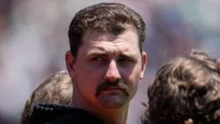 213センチの長身に「距離感バグりそう」　オリで異様な光景…SNS困惑「どえらい角度」