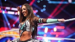 「飛んだー！」高所恐怖症の女子レスラー、窮地でみせた“ヤケクソダイブ”に称賛の声「凄い飛距離」「フォームも美しい！」