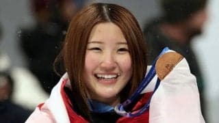 「なんて可愛いんだろう」「眼差しが美しい」スノボ銅21歳のメダル眺める写真に大反響　「カメラマンセンスある」【冬季五輪】