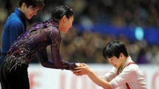 鍵山優真が五輪2度目の銀に　銅の佐藤駿と抱き合う　フィギュア男子