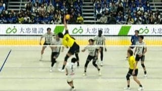 男子バレー、味方まで飛び越えた…衝撃バックアタック 驚きの光景に「跳びすぎだろ笑」「人越えのアタック」ネット震撼