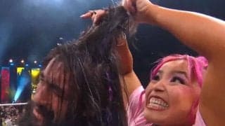 【AEW】白川未奈がリベンジ、髪切りマッチに敗れたウィーラー・ユウタの頭髪を思い切りカット
