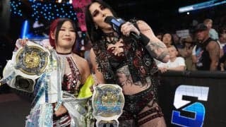 「カップルやん」人気日本人女子レスラーにまさかのサプライズ “美形”タッグパートナーがひざまずいて花を…胸熱展開にファン歓喜