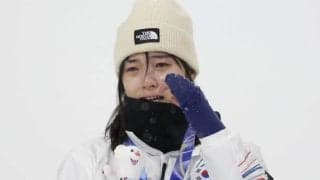 壮絶転倒で歩けなくても担架拒否　韓国熱狂の女子高生ボーダーが激白　“奇跡の金メダル”の舞台裏「起きたくても起きられなかった」【冬季五輪】