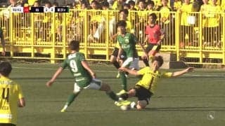 「イエローが妥当」「この基準で行くんか」柏DFの“一発レッド・タックル”に意見様々「ボールに行った後の足ですからね」プロも困惑